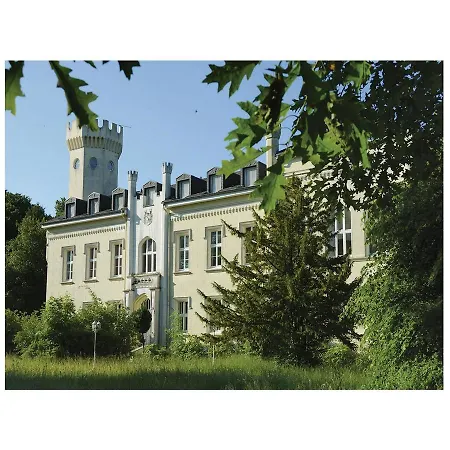 Five-bedroom Holiday In Gross Mohrdorf